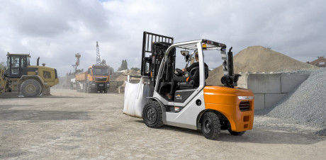 Погрузочную технику для склада купить недорого? Это возможно...