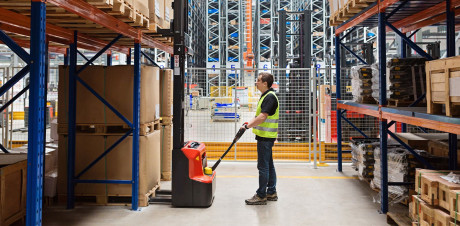 Верный помощник на складе: виды и возможности складских штабелеров