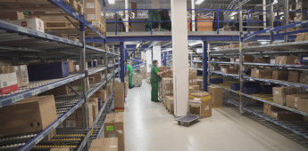 Полочные гравитационные стеллажи: особенности, применение