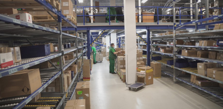 Полочные гравитационные стеллажи: особенности, применение