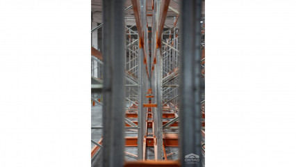 Система мобільних стеллажів: особливості та переваги
                      