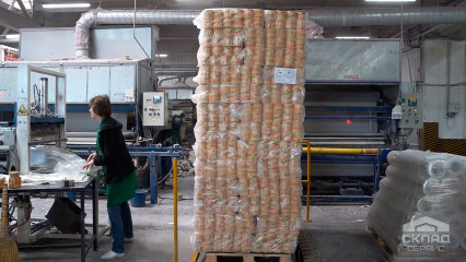 Ножичні підйомні столи у виробничій лінії
                      