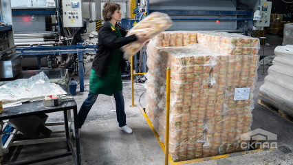 Ножичні підйомні столи у виробничій лінії
                      