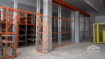 Классический мезонин + сетчатое ограждение = эффективное управление внутренней складской логистикой
                          фото
                      