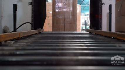 Ножичні підйомні столи у виробничій лінії
                      