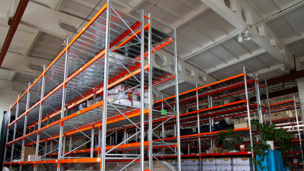 Універсальні палетно-поличні стелажі
                          в Україні
                      