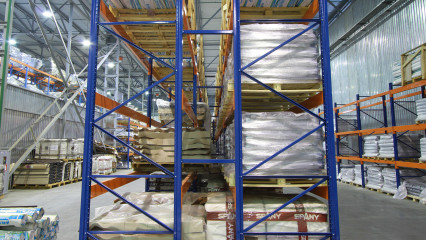 Паллетные стеллажи для крупногабаритных и тяжелых грузов
                          в интернет-магазине
                      