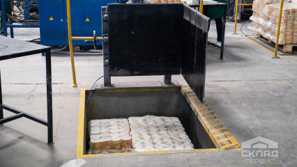 Ножичні підйомні столи у виробничій лінії
                          фото
                      