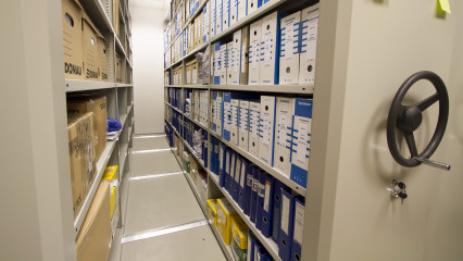 Мобильные архивные стеллажи: экономим полезную площадь
                          в интернет-магазине
                      