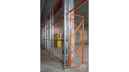 Классический мезонин + сетчатое ограждение = эффективное управление внутренней складской логистикой
                      