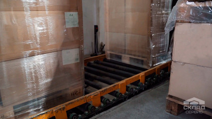 Ножичні підйомні столи у виробничій лінії
                      