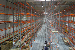 Склад для рибальських товарів. Висотні палетні стелажі