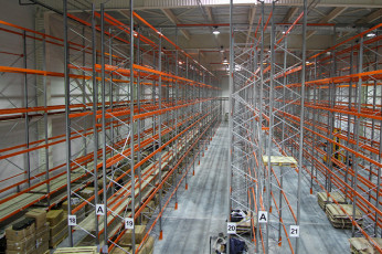 Склад для рибальських товарів. Висотні палетні стелажі