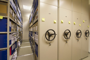 Мобильные архивные стеллажи: экономим полезную площадь