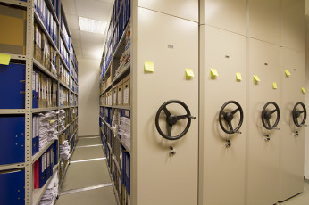 Мобильные архивные стеллажи: экономим полезную площадь