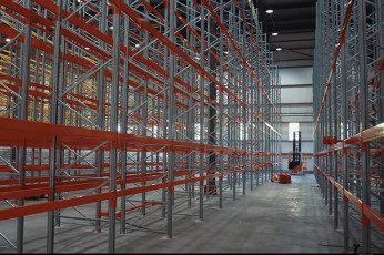 Установка висотних палетних стелажів (висота — 10,5 м)