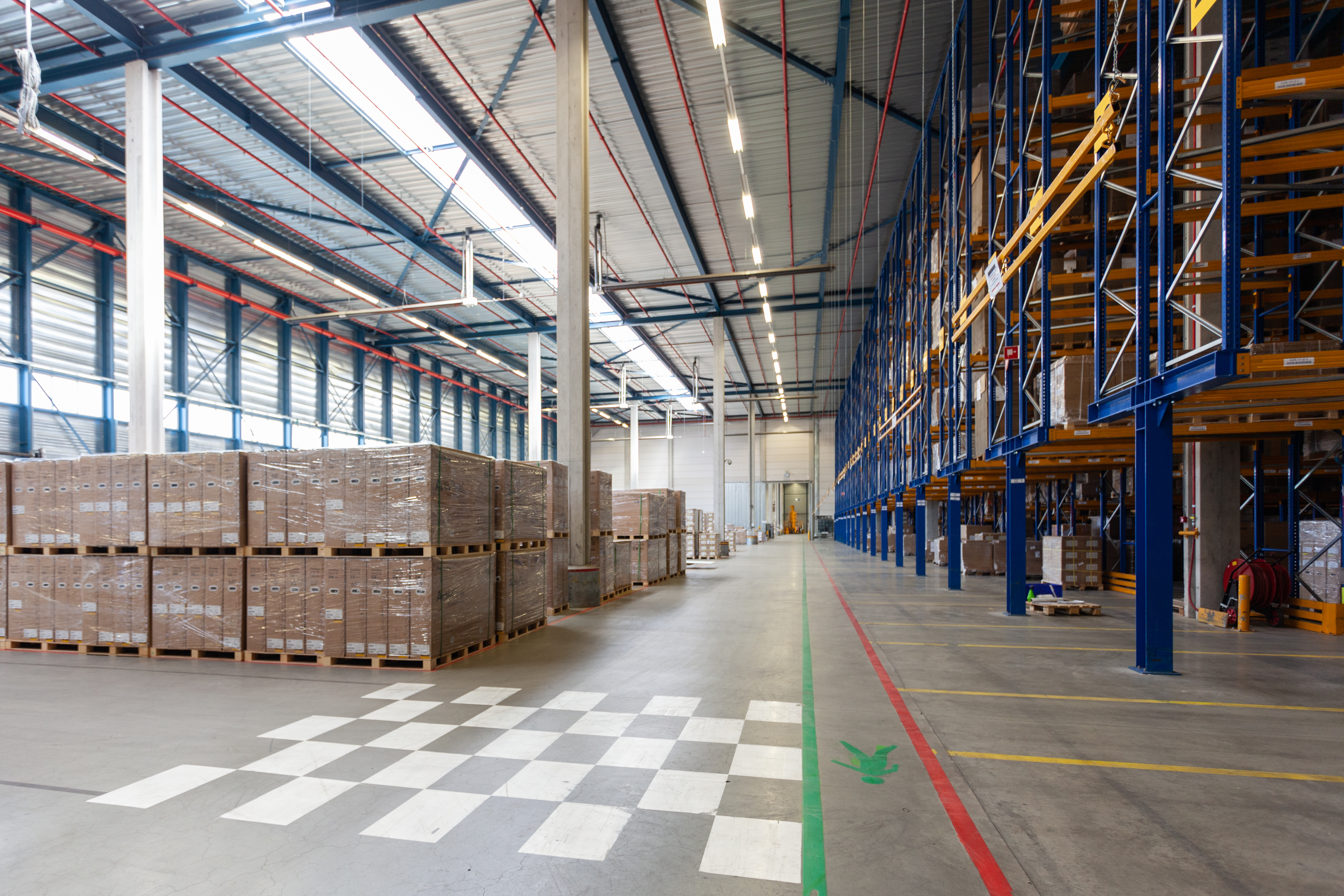 view-full-warehouse-with-forklift.jpg (14.73 MB)